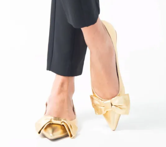 The Bow Pointed Flat in Gold