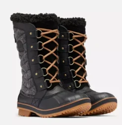 The Quilted Tall Lace Snowboot in Black Gum